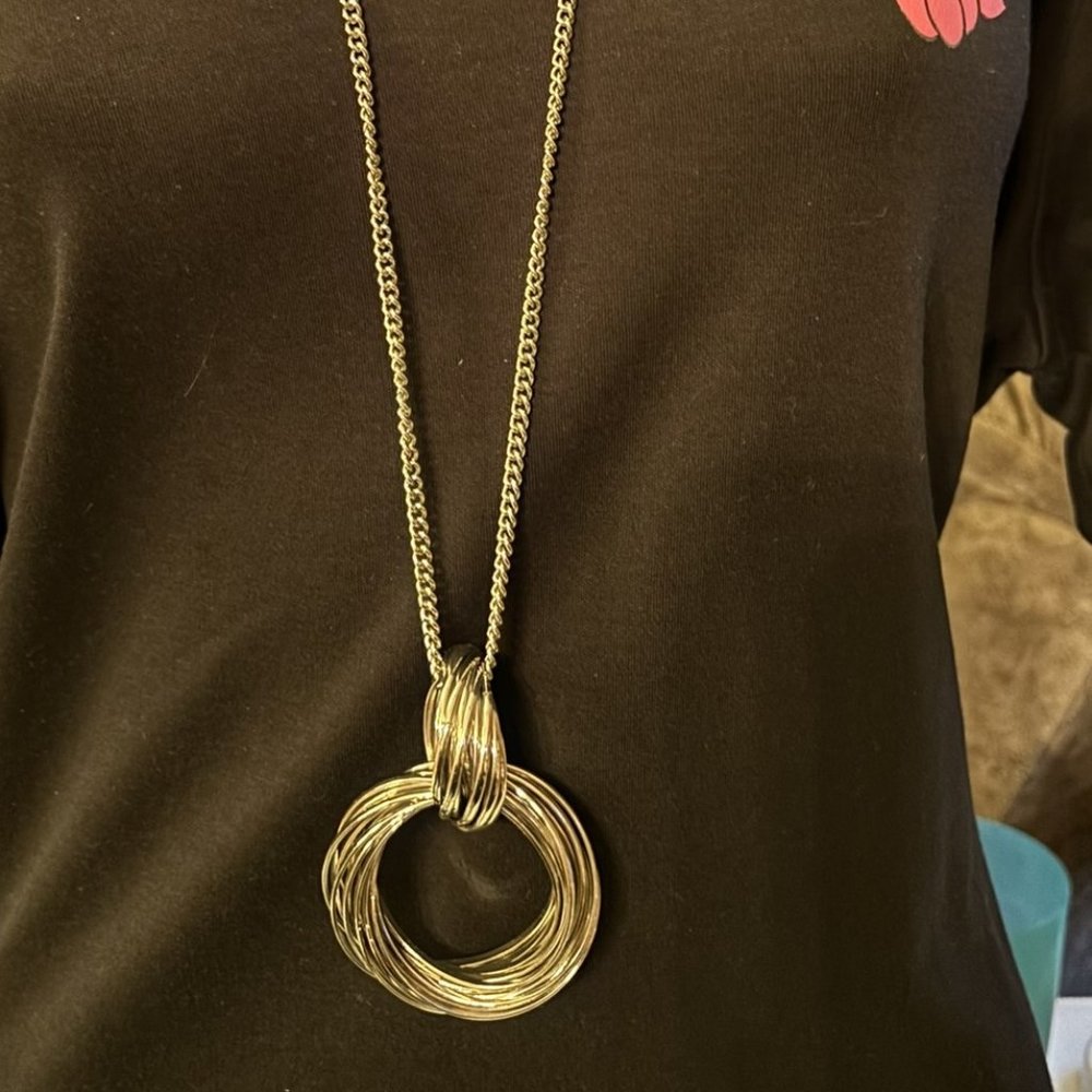 Beautiful Silvertone Interlocking Circle Pendant Necklace